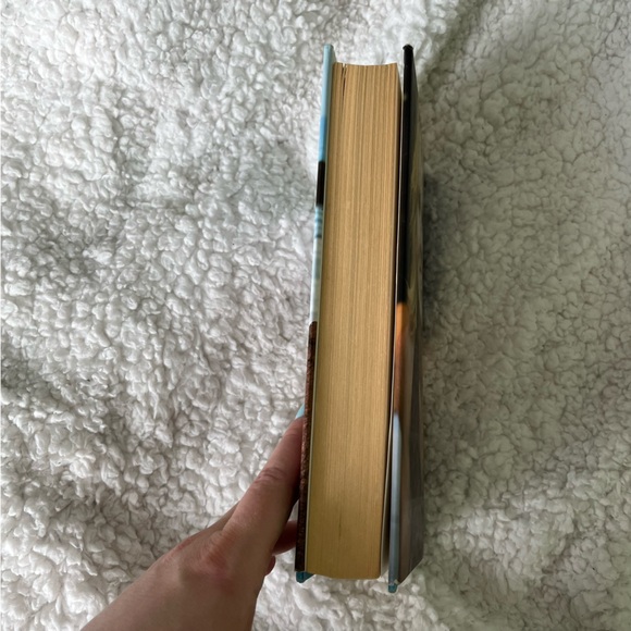 📚4/25$📚 The island by Elin Hilderbrand - Picture 6 of 9